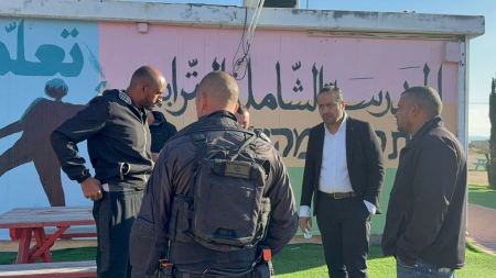 النقب : اقتحامات شرطية واستفزازات، واقتحام المدارس وهدم البيوت مستمر